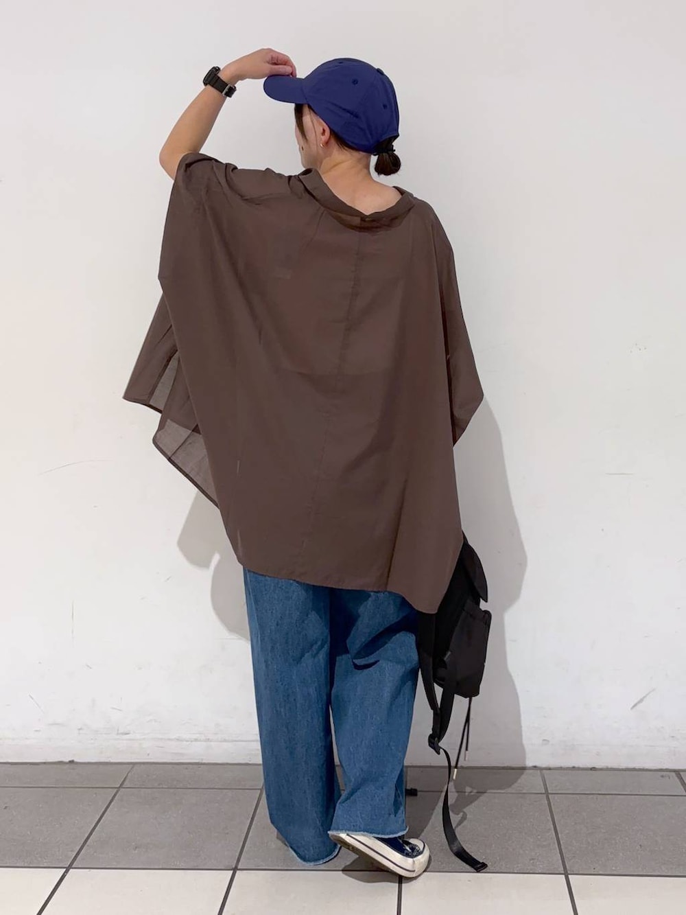 ブルー系のデニムパンツ、ホワイト系のキャミソール、ブラウン系のシャツ/ブラウスを着用したレディースの夏コーディネートの6枚目の写真