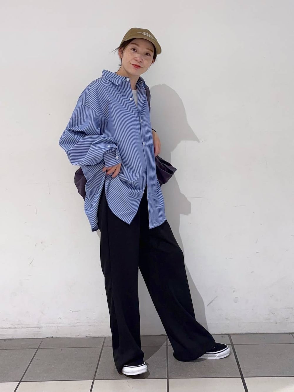 ブラック系のその他パンツ、パープル系のトートバッグ、その他のシャツ/ブラウスを着用したレディースの秋コーディネートの2枚目の写真