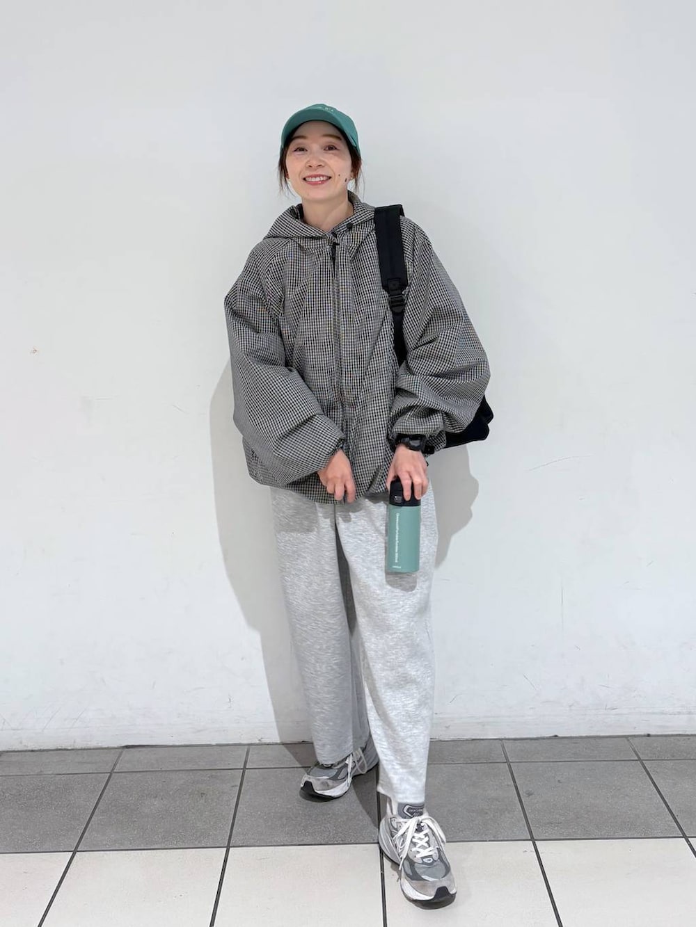 ブラック系のバックパック/リュック、グレー系のブルゾン、グリーン系のキャップを着用したレディースの冬コーディネートの6枚目の写真