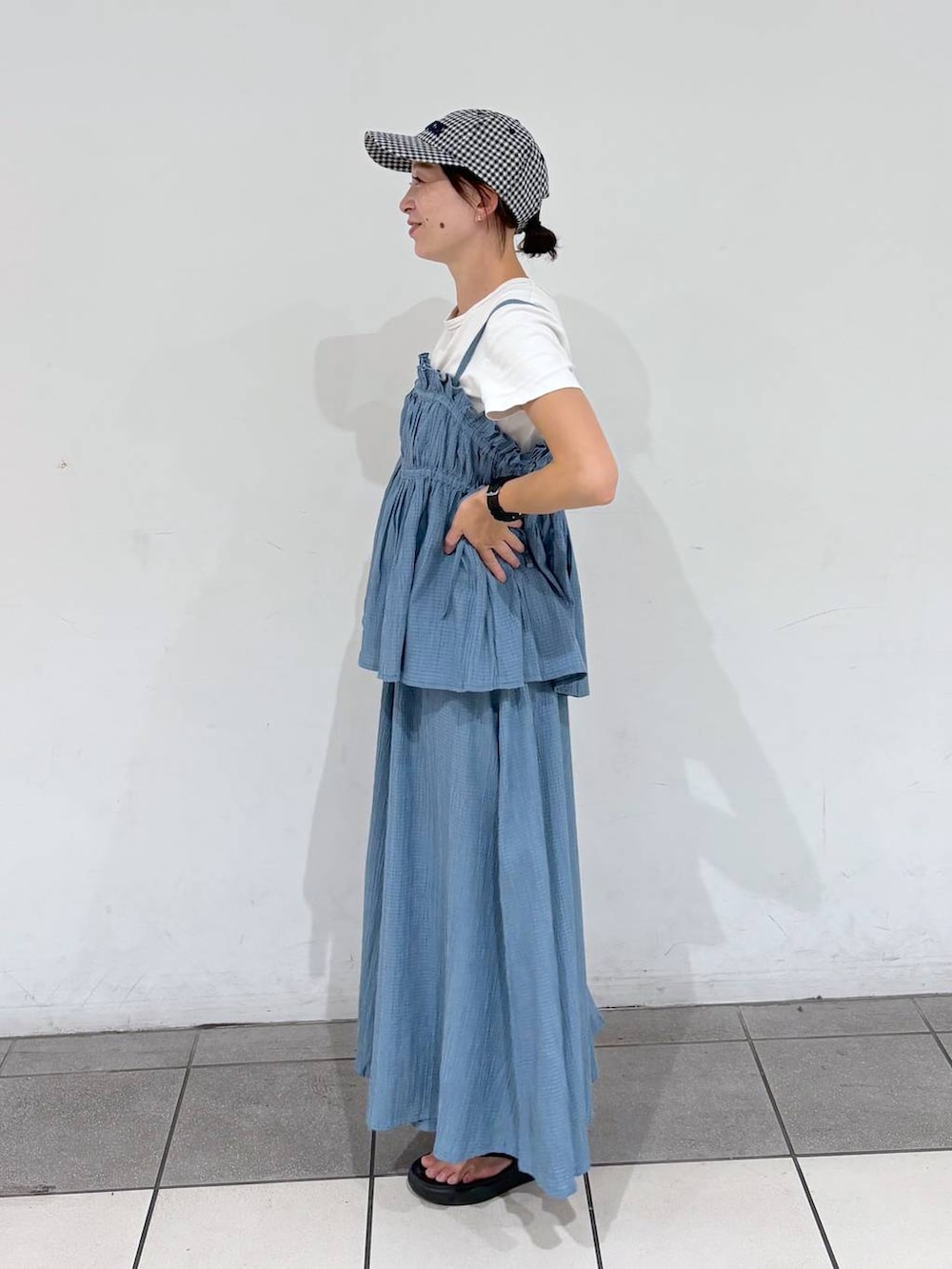 ブルー系のキャミソール、ホワイト系のTシャツ/カットソー、ブルー系のアウトドアグッズを着用したレディースの夏コーディネートの2枚目の写真
