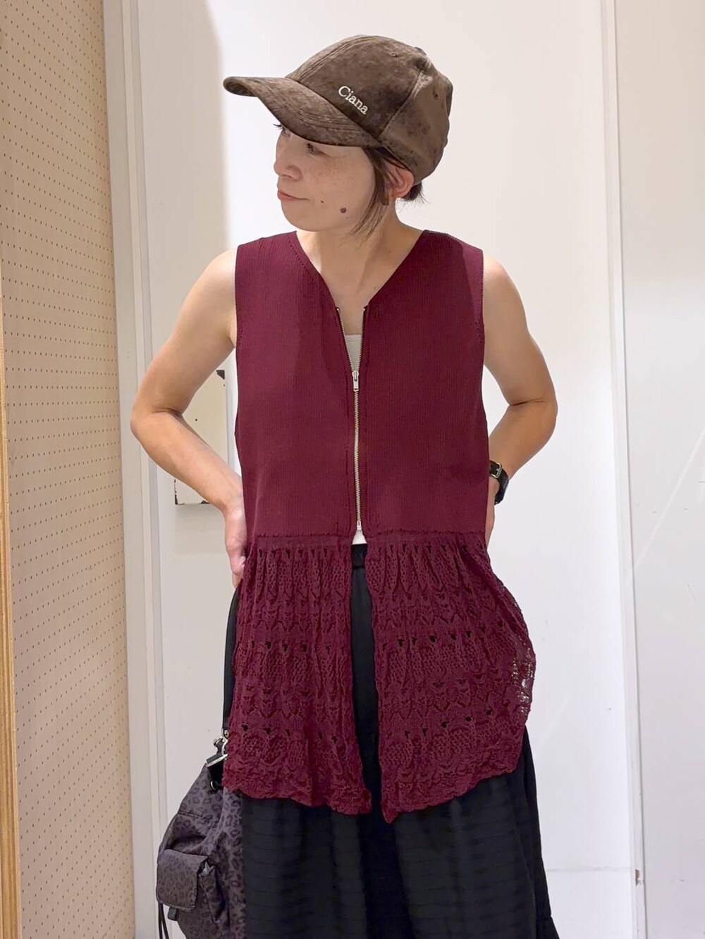 その他のハンドバッグ、ホワイト系のキャミソール、ブラック系のスカートを着用したレディースの夏コーディネートの7枚目の写真
