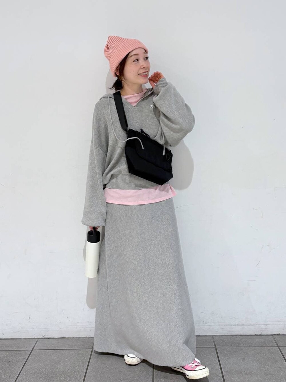 ブラック系のショルダーバッグ、グレー系のスカート、ベージュ系の水筒を着用したレディースの冬コーディネートの2枚目の写真