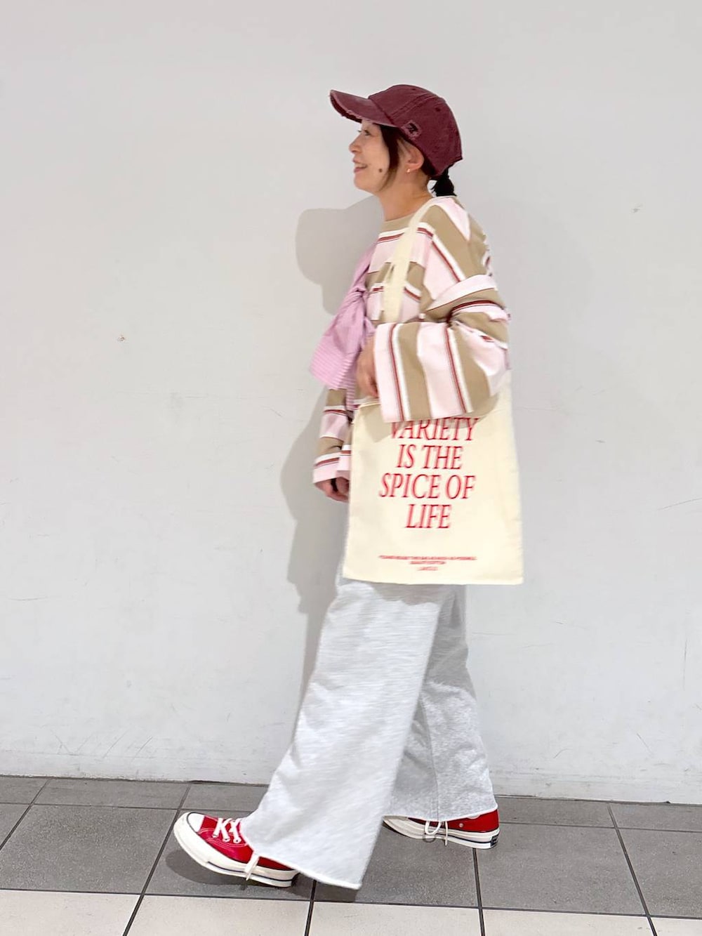 ホワイト系のトートバッグ、ピンク系のシャツ/ブラウス、グレー系のその他パンツを着用したレディースの冬コーディネートの4枚目の写真