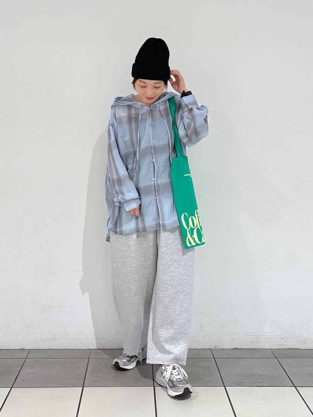 グリーン系のトートバッグ、ブルー系のシャツ/ブラウス、ブラック系のニットキャップ/ビーニーを着用したレディースの春コーディネートの6枚目の写真