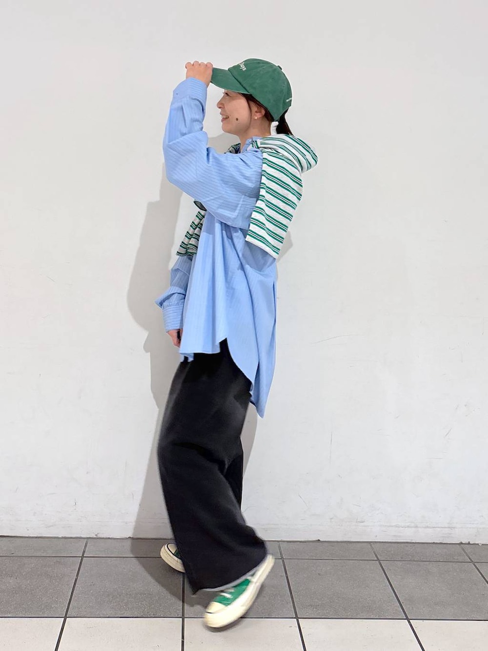 ブラック系のその他パンツ、ブルー系のシャツ/ブラウス、グレー系のTシャツ/カットソーを着用したレディースの冬コーディネートの4枚目の写真