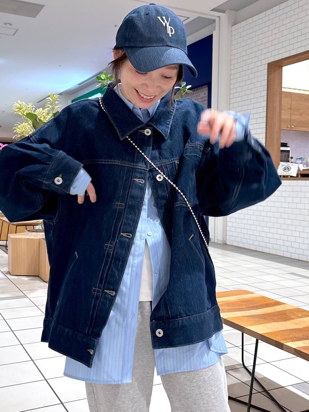 ブルー系のシャツ/ブラウス、ブルー系のデニムジャケット、その他のスマホグッズを着用したレディースの春コーディネートの5枚目の写真