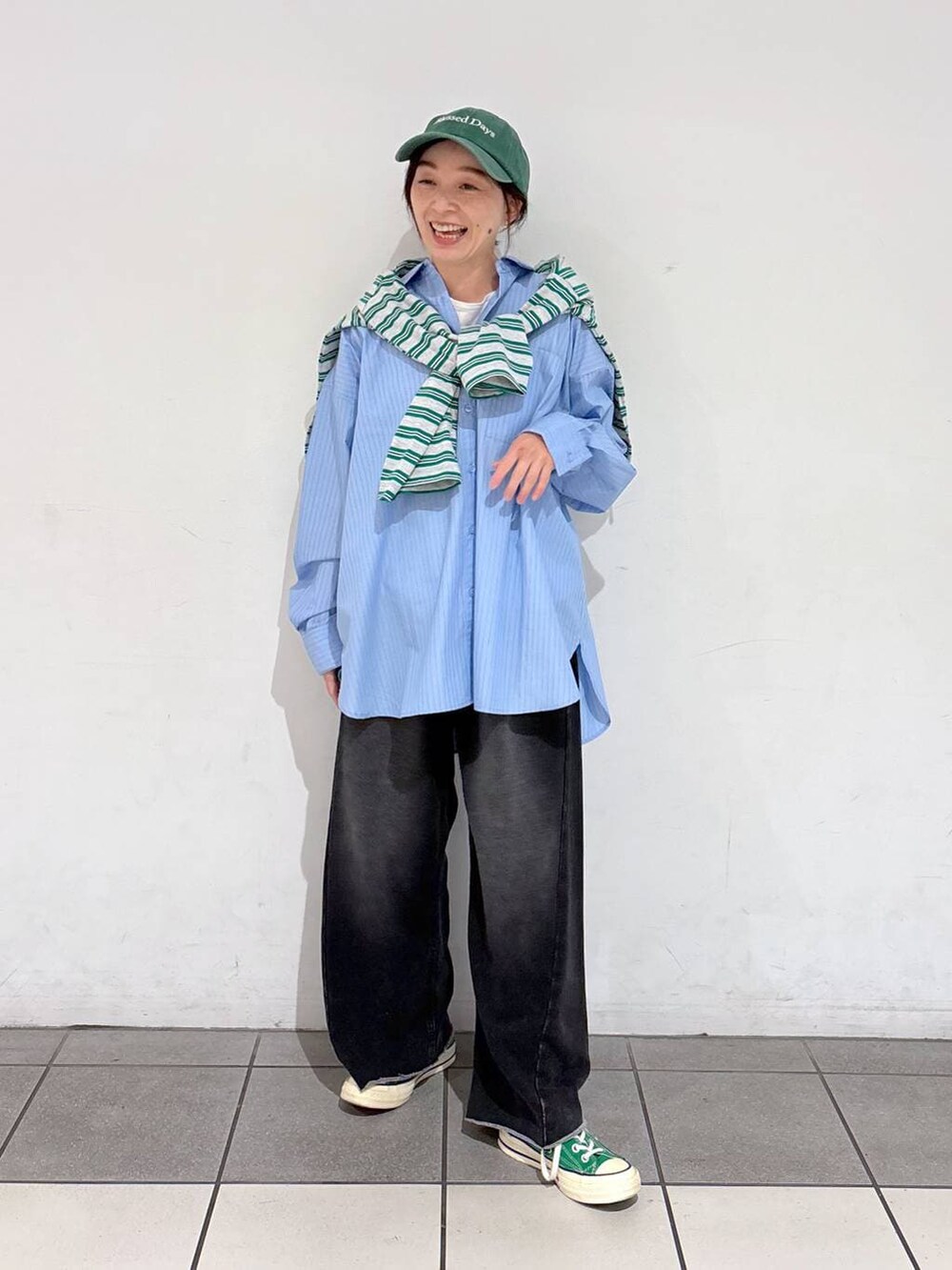 ブラック系のその他パンツ、ブルー系のシャツ/ブラウス、グレー系のTシャツ/カットソーを着用したレディースの冬コーディネートの2枚目の写真