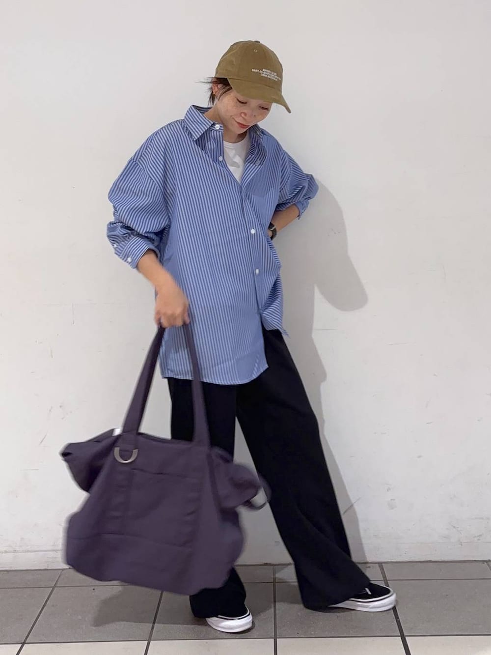 ブラック系のその他パンツ、パープル系のトートバッグ、その他のシャツ/ブラウスを着用したレディースの秋コーディネートの4枚目の写真