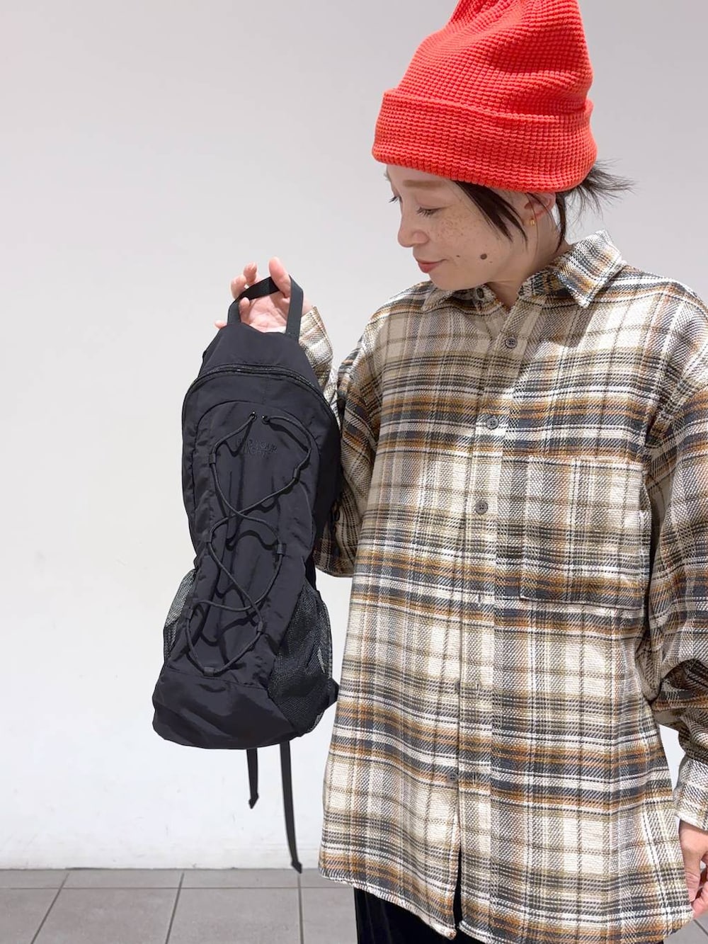 ベージュ系のシャツ/ブラウス、ブラック系のバックパック/リュック、ブラック系のスカートを着用したレディースの秋コーディネートの8枚目の写真