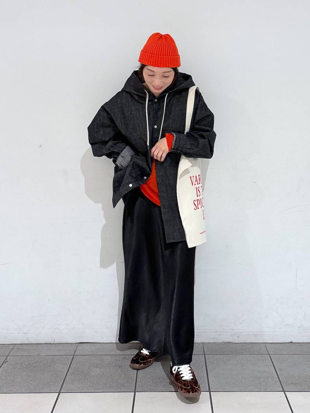 オレンジ系のTシャツ/カットソー、ホワイト系のトートバッグ、その他のスニーカーを着用したレディースの冬コーディネートの3枚目の写真