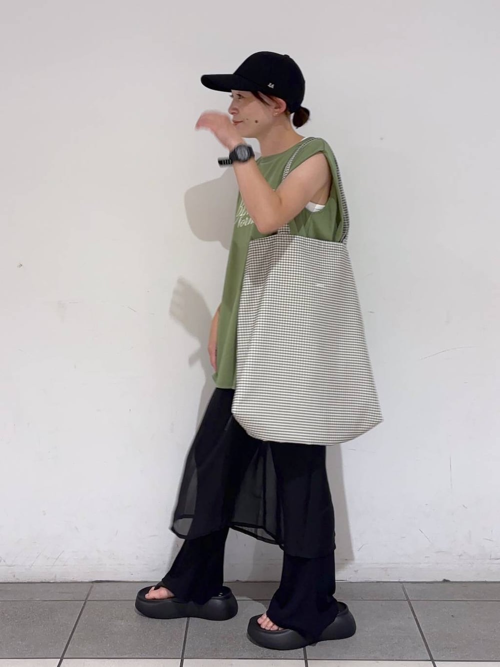 ブラック系のその他パンツ、ブラック系のサンダル、グリーン系のTシャツ/カットソーを着用したレディースの夏コーディネートの4枚目の写真