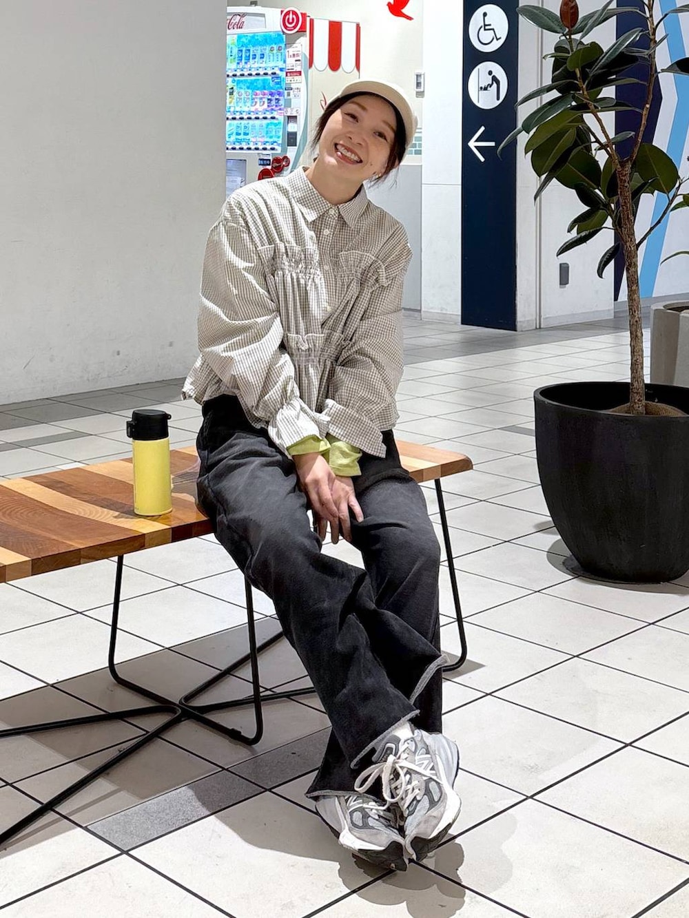 ブラック系のその他パンツ、ベージュ系のシャツ/ブラウス、ベージュ系のキャップを着用したレディースの冬コーディネートの5枚目の写真