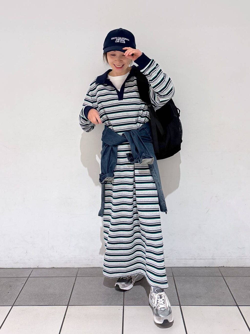 ブラック系のバックパック/リュック、ホワイト系のTシャツ/カットソー、ブルー系のシャツ/ブラウスを着用したレディースの冬コーディネートの2枚目の写真