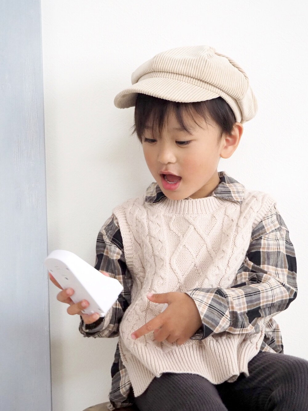 ブラック系のシャツ/ブラウスを着用したキッズの秋コーディネートの3枚目の写真