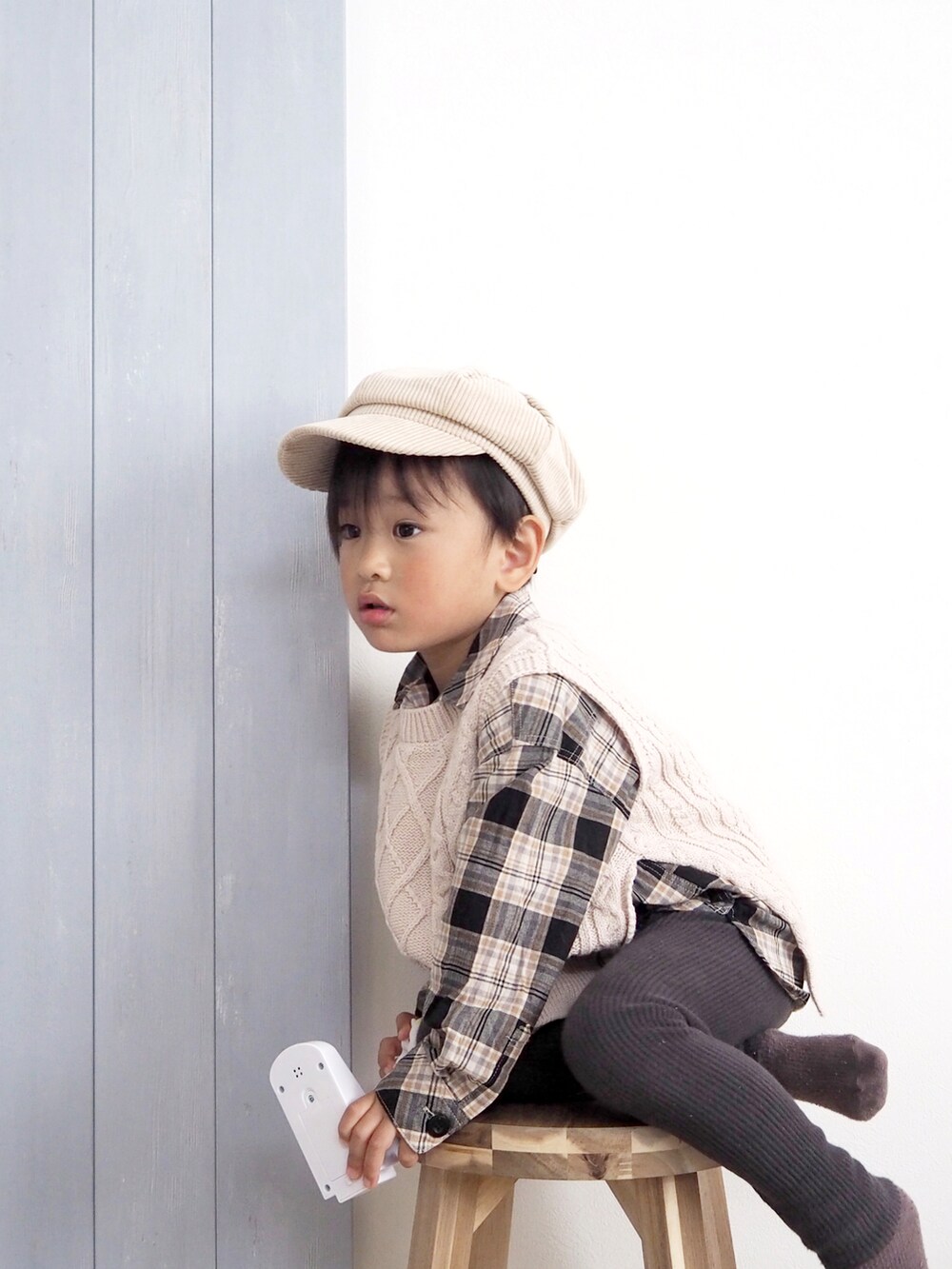 ブラック系のシャツ/ブラウスを着用したキッズの秋コーディネートの4枚目の写真