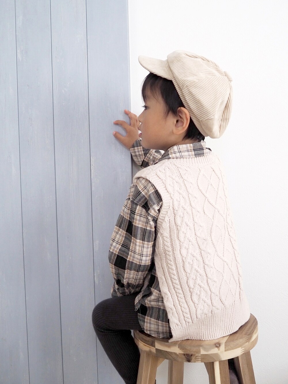 ブラック系のシャツ/ブラウスを着用したキッズの秋コーディネートの2枚目の写真