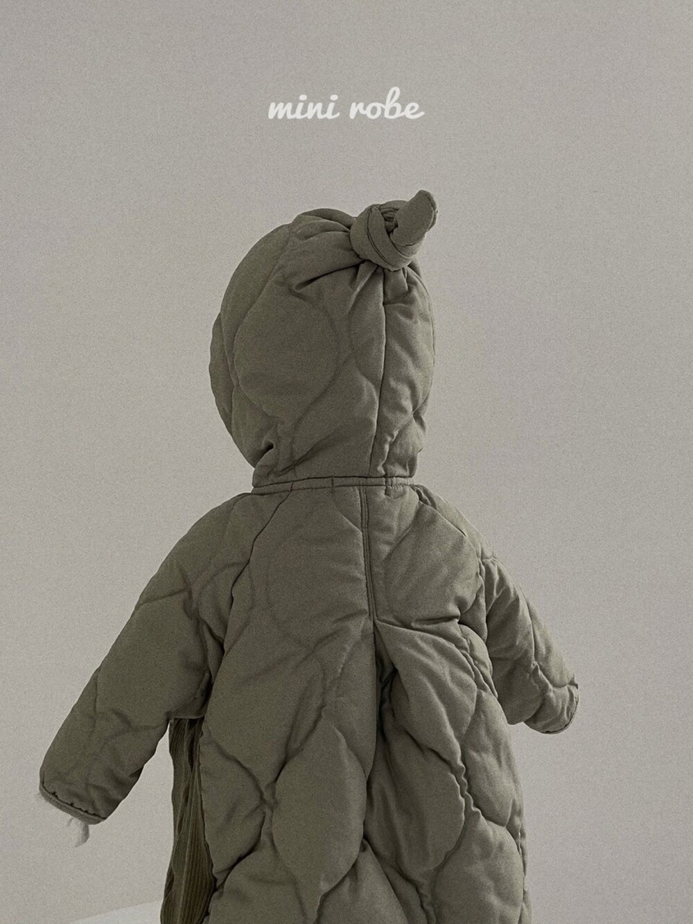 その他のジャケット/アウター、ホワイト系のママ＆ベビーを着用したキッズの冬コーディネートの2枚目の写真