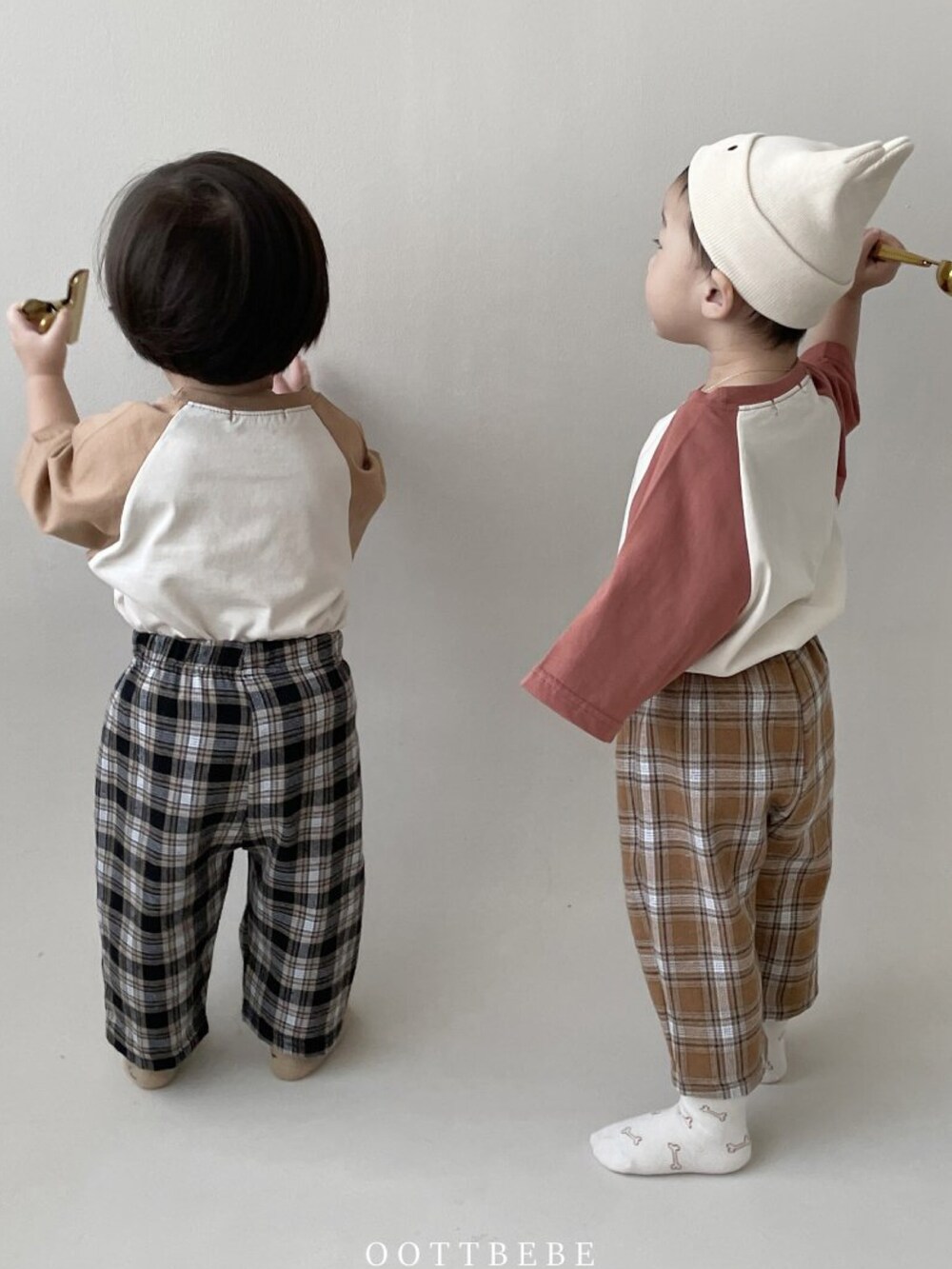 オレンジ系のパンツ、ホワイト系のママ＆ベビーを着用したキッズの秋コーディネートの2枚目の写真