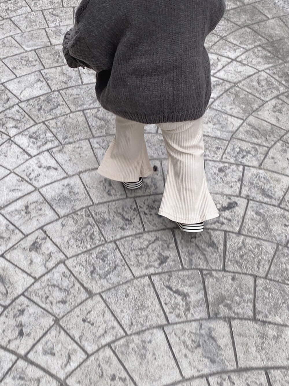 ホワイト系のカーディガン/ボレロ、ブラック系のパンツを着用したキッズの秋コーディネートの3枚目の写真