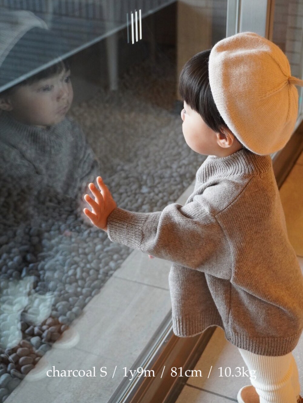 グレー系のニット/セーター、ホワイト系のママ＆ベビーを着用したキッズの冬コーディネートの3枚目の写真