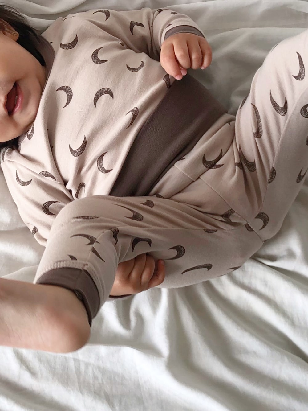 ブラウン系のルームウェア/パジャマ、ホワイト系のママ＆ベビーを着用したキッズの秋コーディネートの2枚目の写真