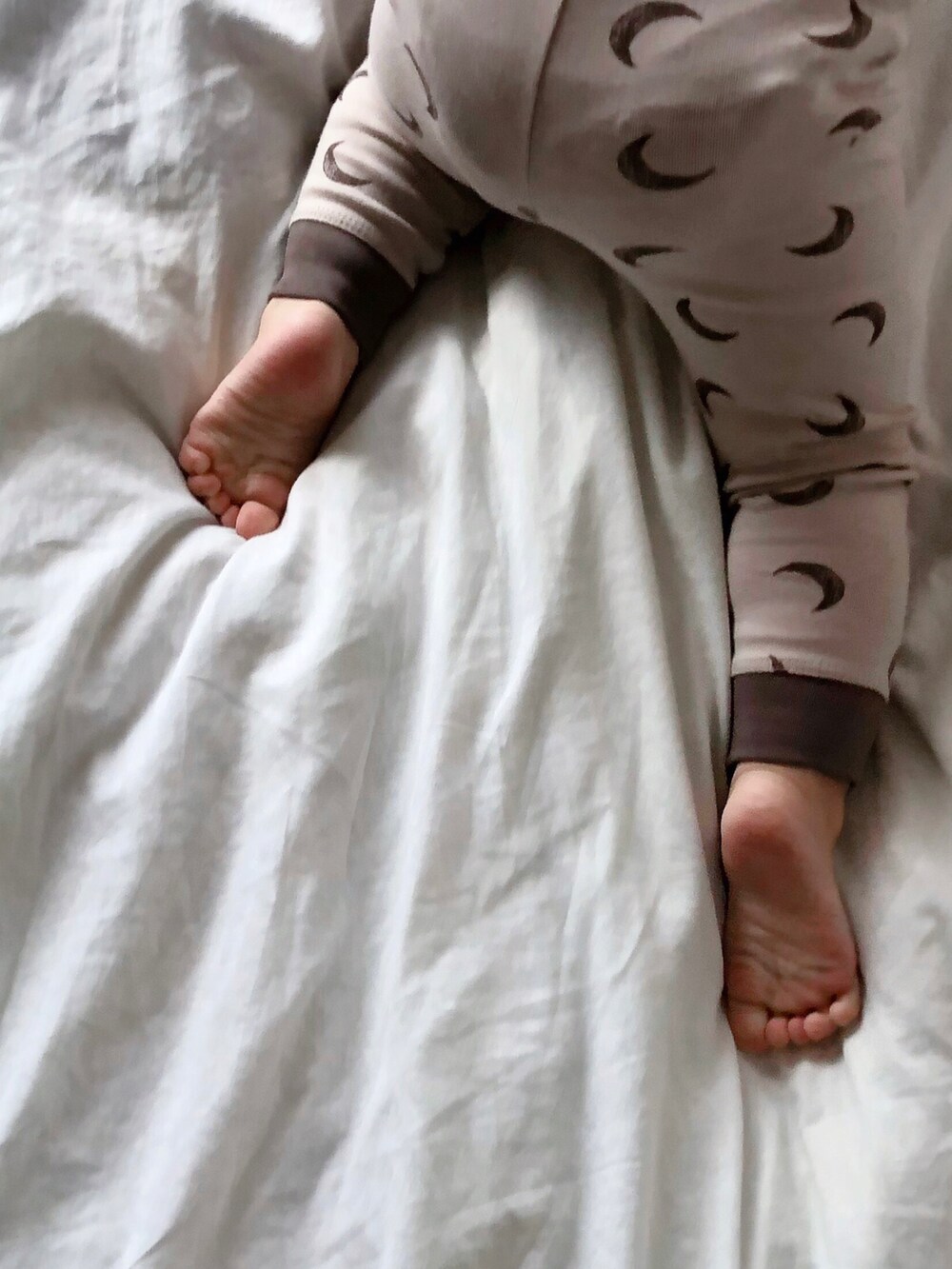 ブラウン系のルームウェア/パジャマ、ホワイト系のママ＆ベビーを着用したキッズの秋コーディネートの3枚目の写真