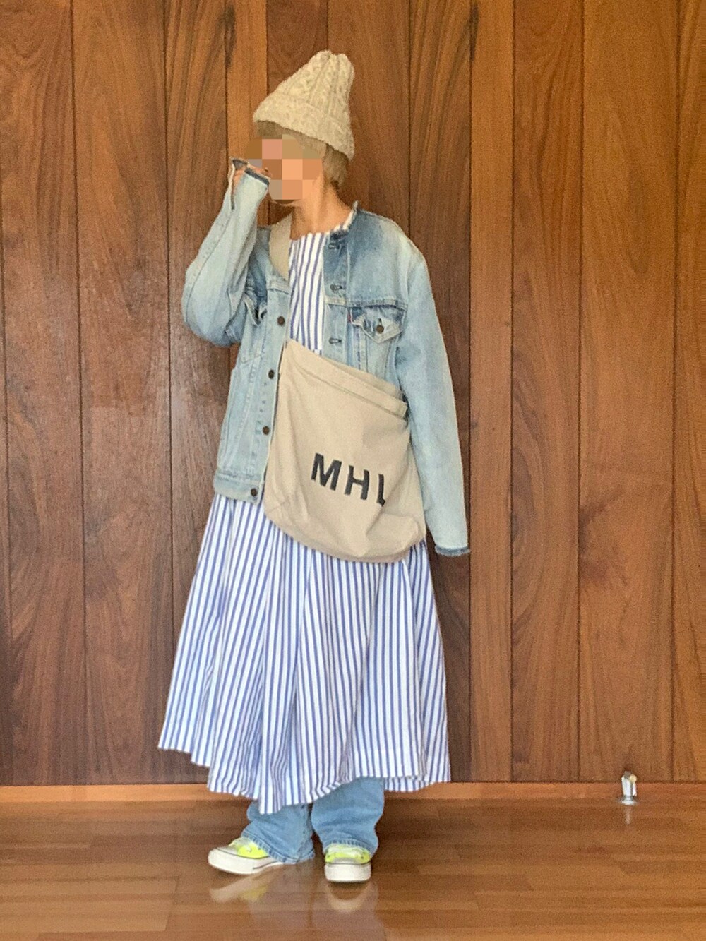 ブルー系のデニムジャケット、ブルー系のワンピース、イエロー系のスニーカーを着用したレディースの冬コーディネートの2枚目の写真