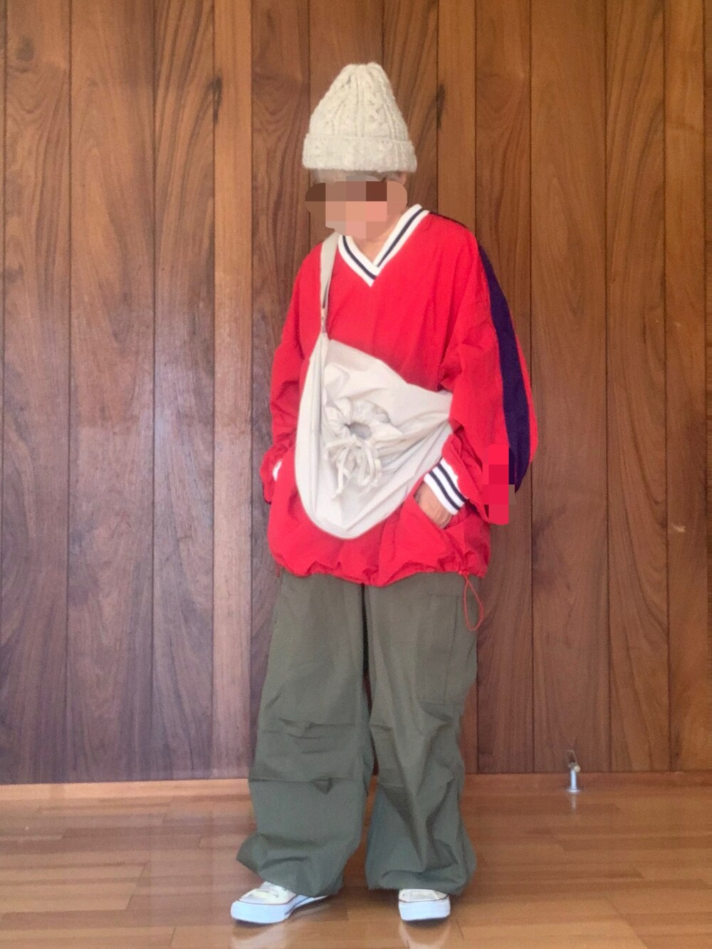 ホワイト系のショルダーバッグ、レッド系のシャツ/ブラウス、グリーン系のカーゴパンツを着用したレディースの秋コーディネートの2枚目の写真