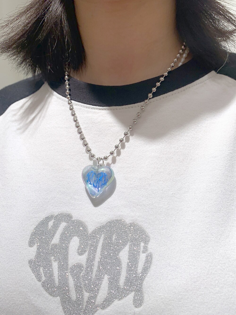 ホワイト系のTシャツ/カットソー、ブルー系のスウェットパンツ、レッド系のニットキャップ/ビーニーを着用したレディースの秋コーディネートの2枚目の写真