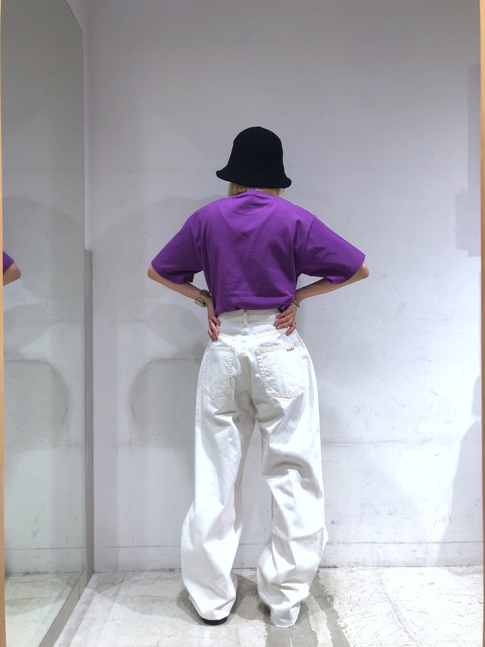 パープル系のTシャツ/カットソー、ホワイト系のデニムパンツ、ブラック系のハットを着用したレディースの夏コーディネートの4枚目の写真