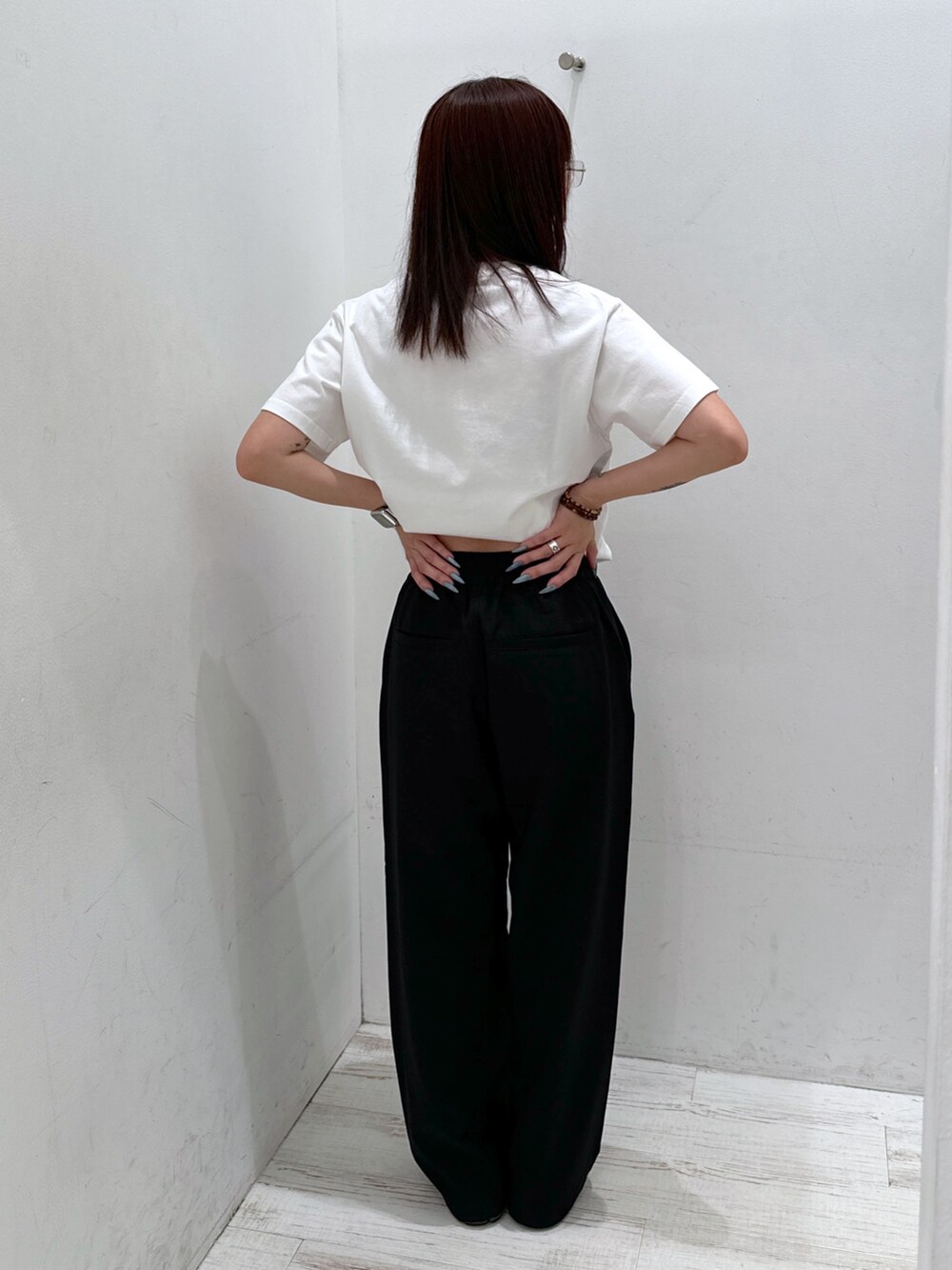 ブラック系のその他パンツ、ホワイト系のTシャツ/カットソー、その他のサングラスを着用したレディースの夏コーディネートの3枚目の写真