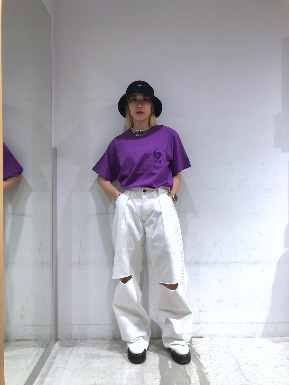 パープル系のTシャツ/カットソー、ホワイト系のデニムパンツ、ブラック系のハットを着用したレディースの夏コーディネートの2枚目の写真