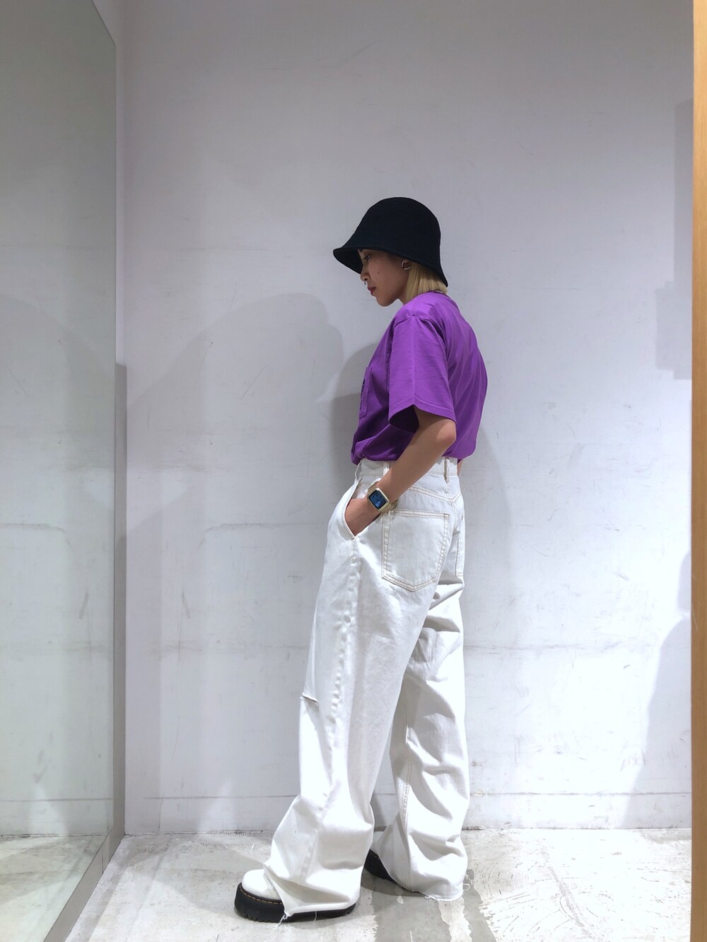 パープル系のTシャツ/カットソー、ホワイト系のデニムパンツ、ブラック系のハットを着用したレディースの夏コーディネートの3枚目の写真