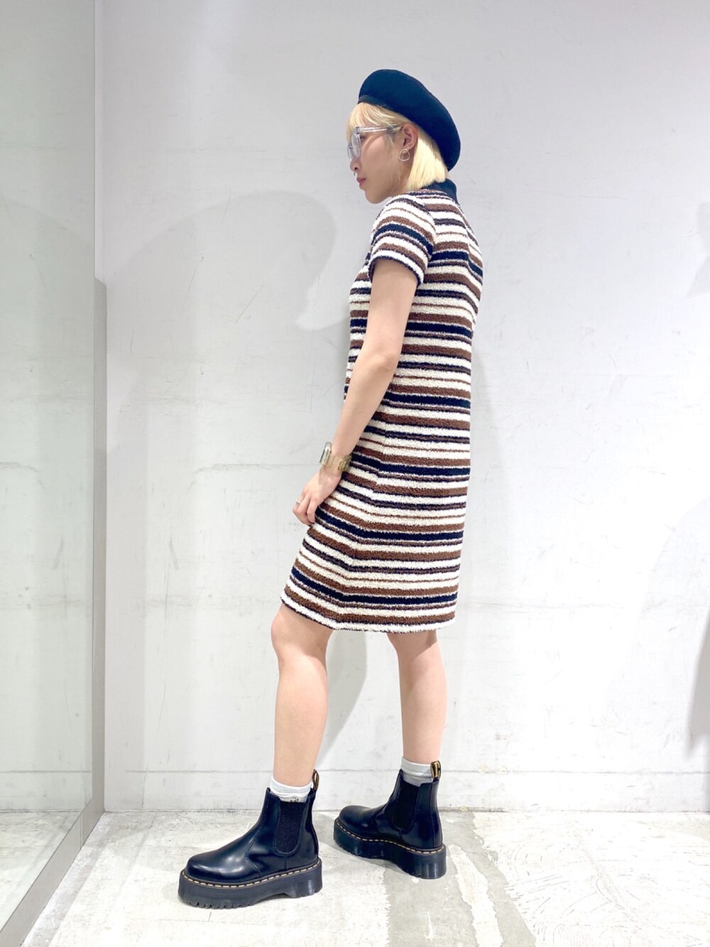 ブラウン系のワンピース/ドレス、ブラック系のハンチング/ベレー帽を着用したレディースの夏コーディネートの2枚目の写真