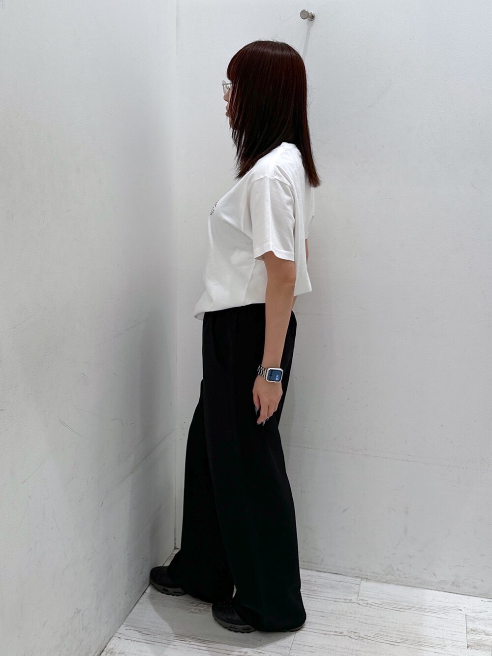 ブラック系のその他パンツ、ホワイト系のTシャツ/カットソー、その他のサングラスを着用したレディースの夏コーディネートの2枚目の写真