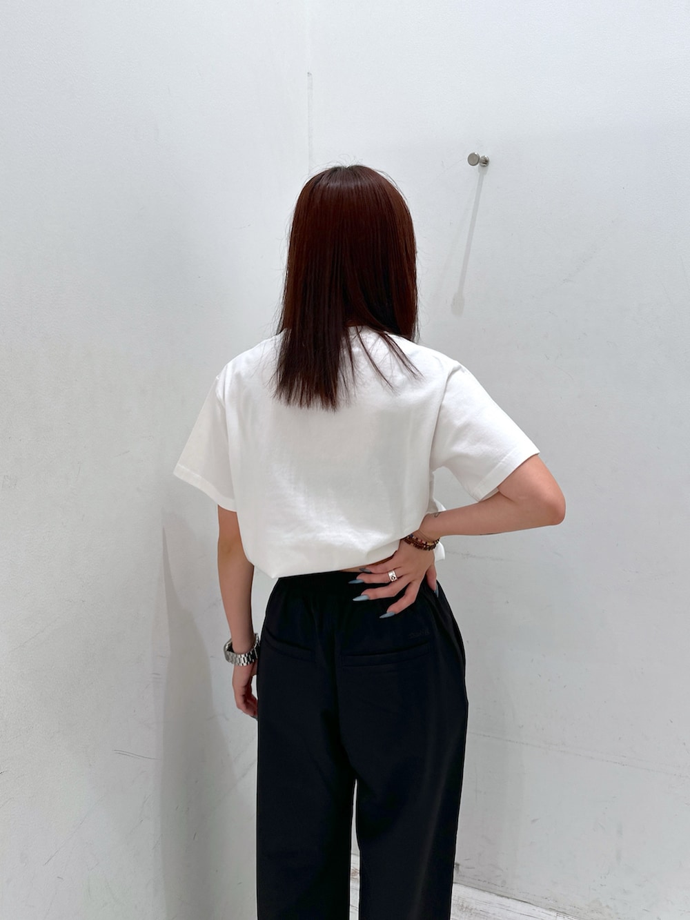 ブラック系のその他パンツ、ホワイト系のTシャツ/カットソー、その他のサングラスを着用したレディースの夏コーディネートの6枚目の写真