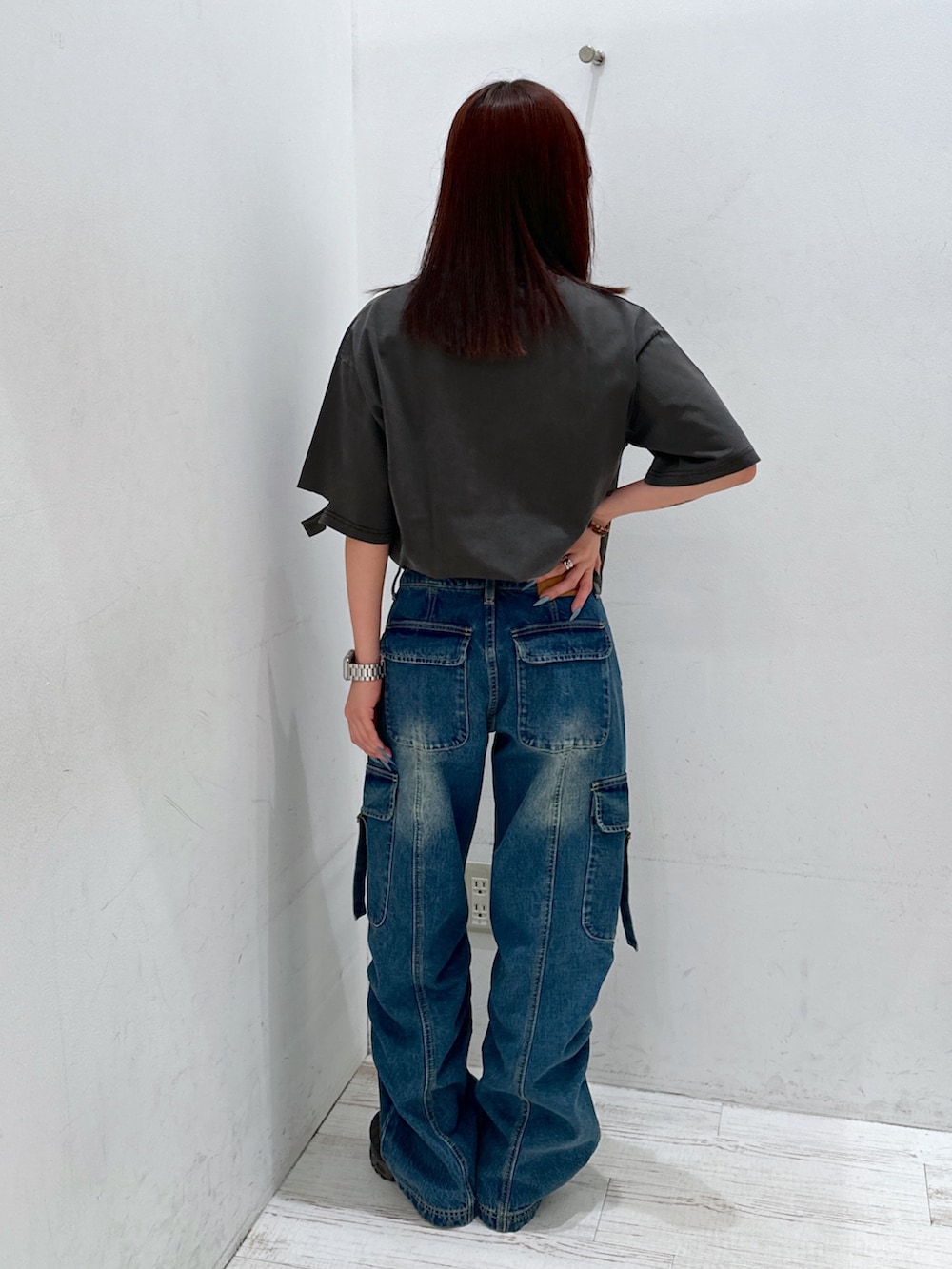 ブルー系のデニムパンツ、ブラック系のTシャツ/カットソー、ブラウン系のサングラスを着用したレディースの夏コーディネートの3枚目の写真