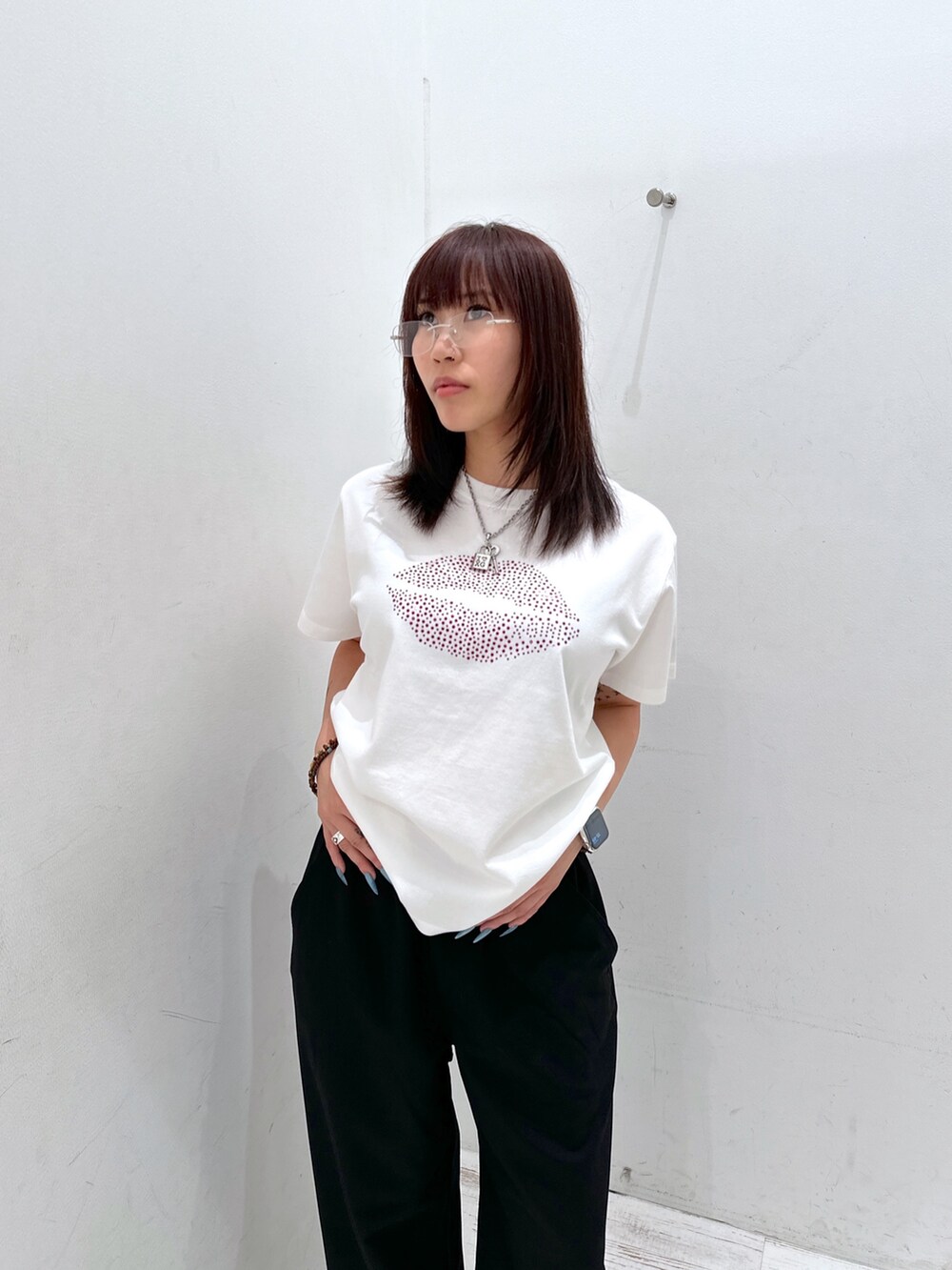 ブラック系のその他パンツ、ホワイト系のTシャツ/カットソー、その他のサングラスを着用したレディースの夏コーディネートの4枚目の写真