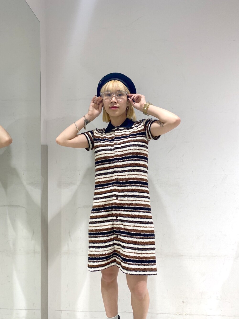 ブラウン系のワンピース/ドレス、ブラック系のハンチング/ベレー帽を着用したレディースの夏コーディネートの4枚目の写真