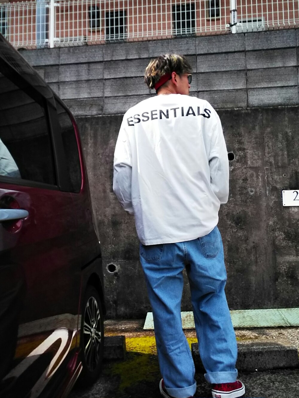 「ストリート、VANS、ヘアバンド、エッセンシャルズ、Levi's、ロンティー、オーバーサイズ」｜「NIKEの【NIKE / ナイキ】スウォッシュロゴ ヘアバンド（ヘアバンド、レッド系）」を使った、rms0414さん（メンズ・181cm）の春コーディネートの3枚目の写真