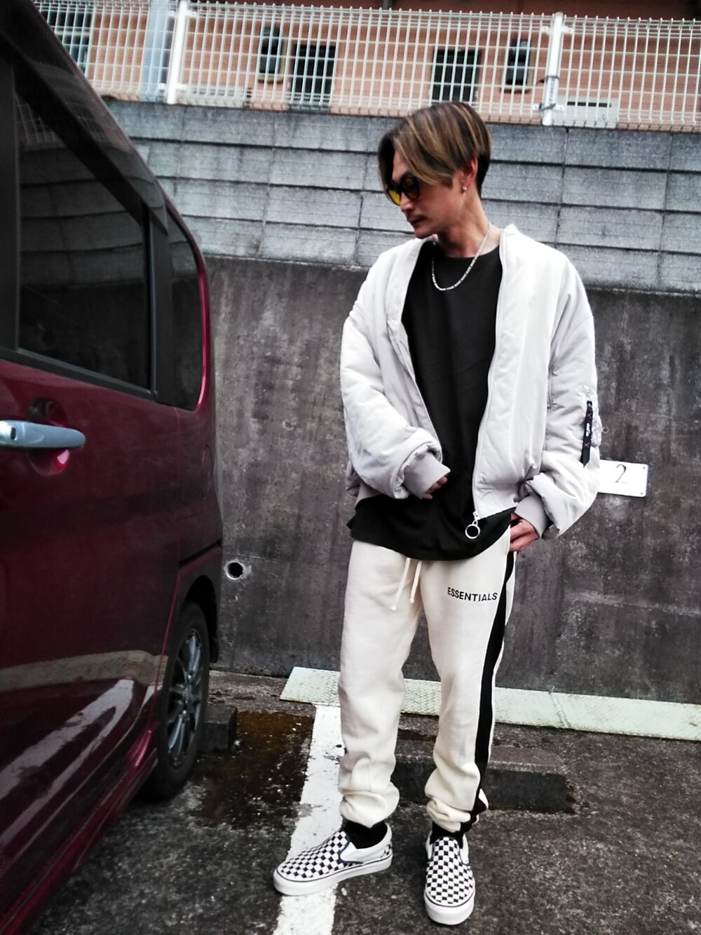 ベージュ系のスウェットパンツ、ホワイト系のスニーカー、ベージュ系のMA-1を着用したメンズの春コーディネートの2枚目の写真