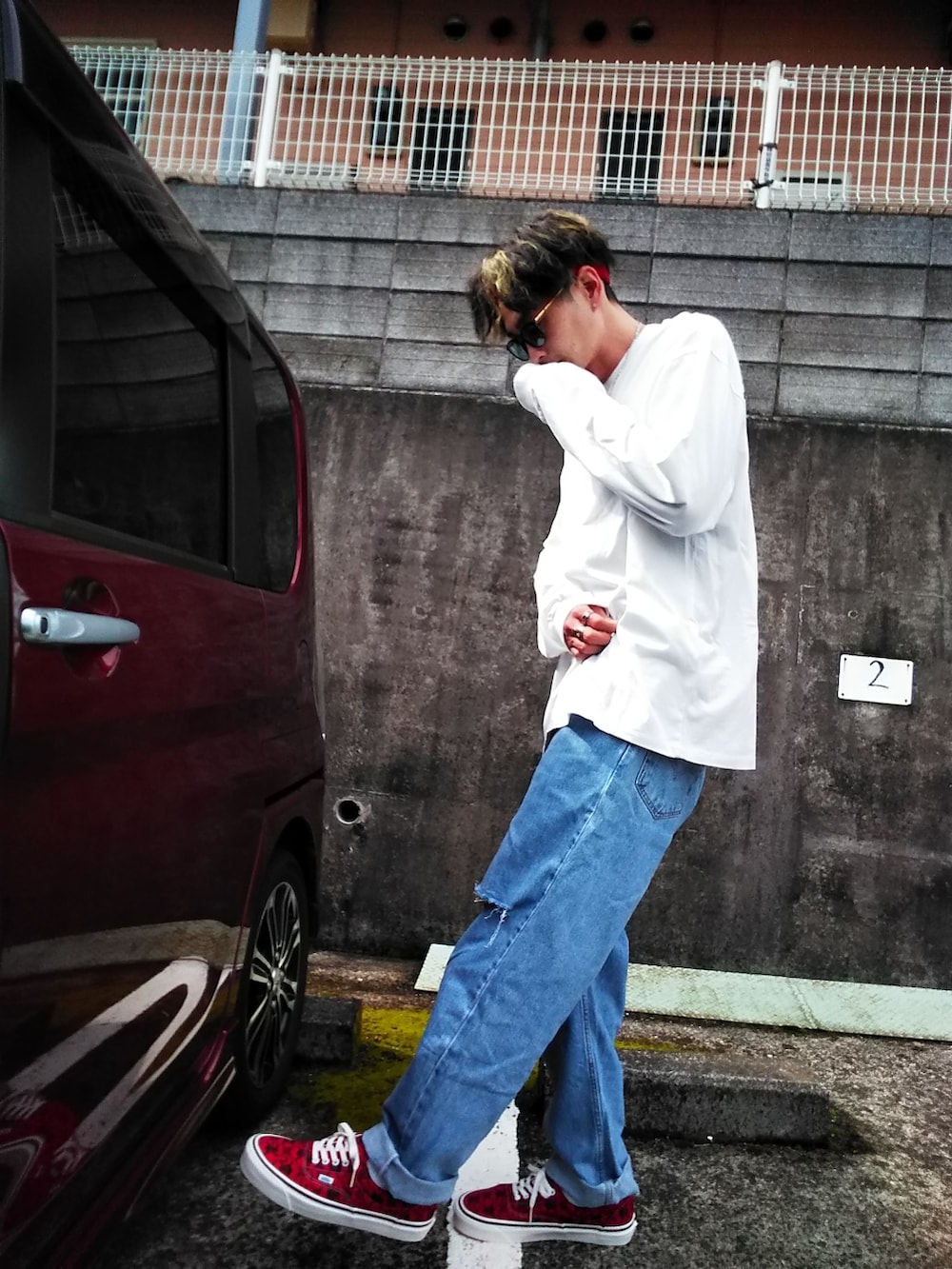「ストリート、VANS、ヘアバンド、エッセンシャルズ、Levi's、ロンティー、オーバーサイズ」｜「NIKEの【NIKE / ナイキ】スウォッシュロゴ ヘアバンド（ヘアバンド、レッド系）」を使った、rms0414さん（メンズ・181cm）の春コーディネートの2枚目の写真