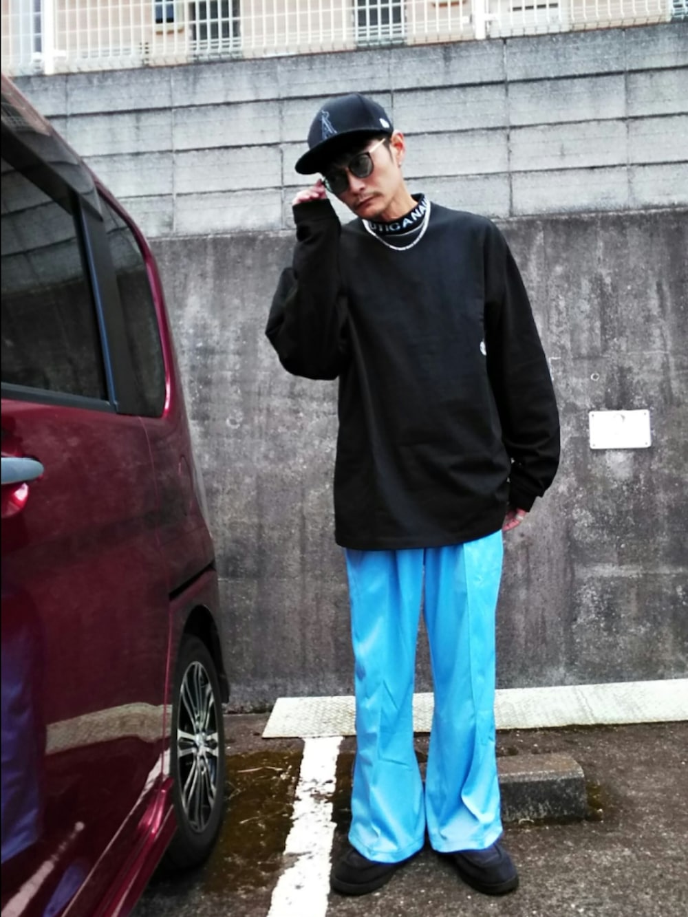 ブラック系のスリッポン、ブルー系のその他パンツ、ブラック系のTシャツ/カットソーを着用したメンズの秋コーディネートの2枚目の写真