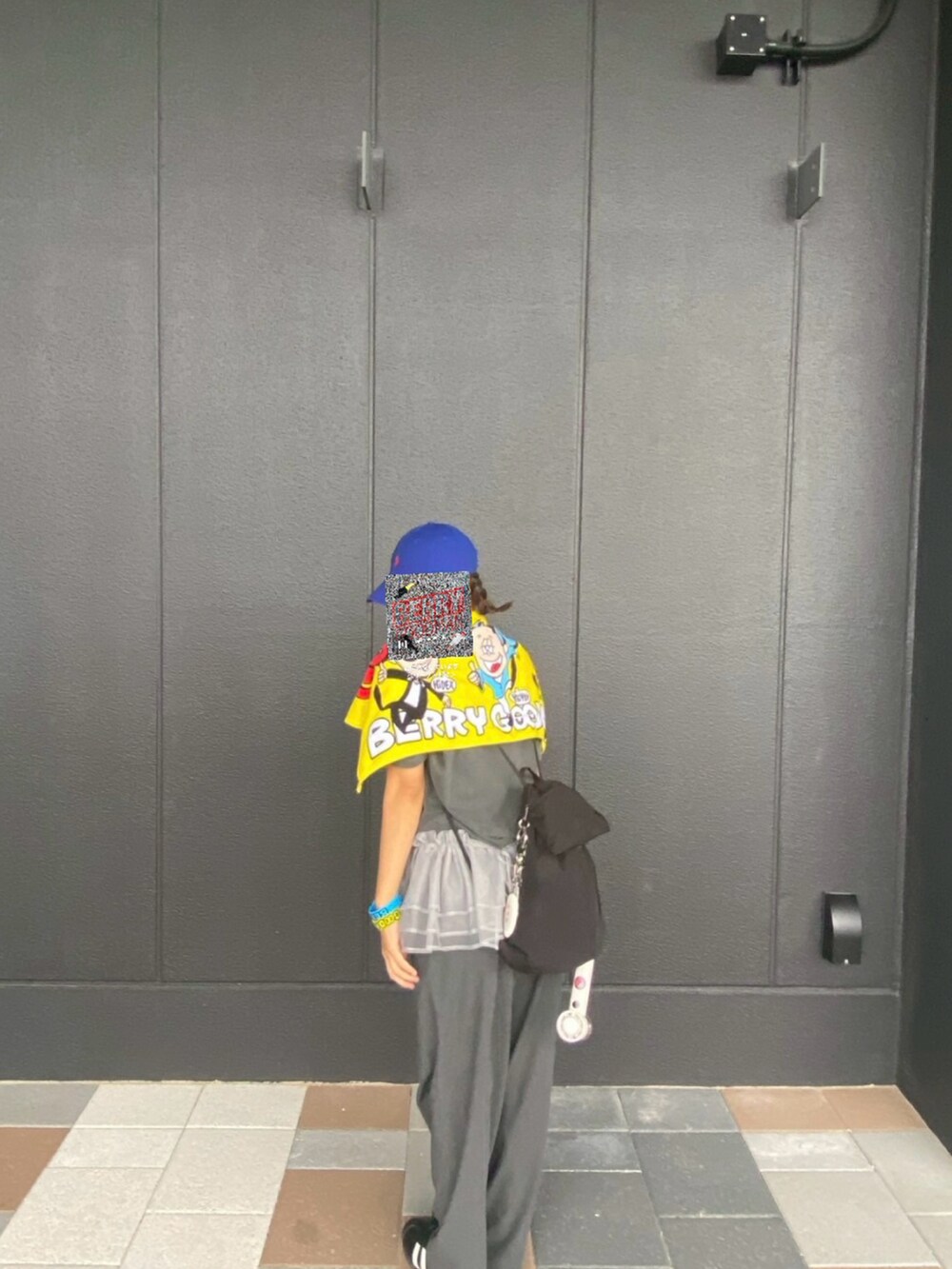 ブラック系のバックパック/リュック、グレー系のスラックス、シルバー系のスカートを着用したレディースの秋コーディネートの2枚目の写真