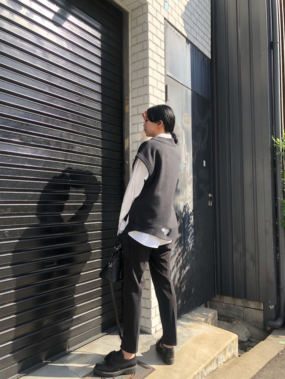 「シンプル、キレイめ、秋服、秋冬コーデ、モノトーン、ベスト、ニットベスト、ニット、スラックス、マルジェラ、PRADA、Maison Margiela、大人コーデ」｜「Maison Margielaの"5AC" - belt bag（ショルダーバッグ、ブラック系）」を使った、linamelooさん（レディース・160cm）の秋コーディネートの4枚目の写真