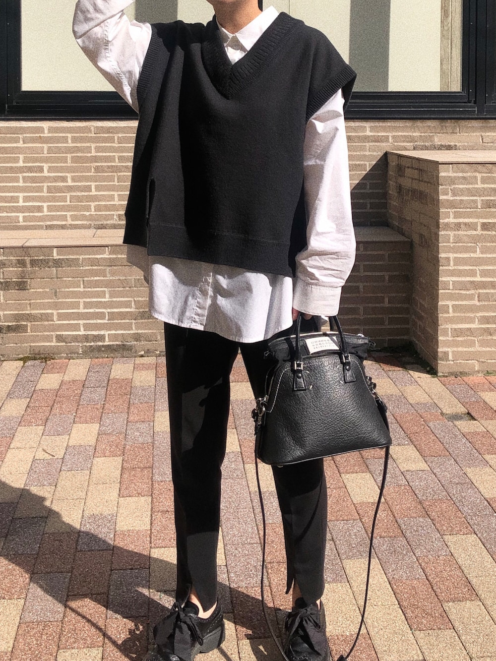 「シンプル、キレイめ、秋服、秋冬コーデ、モノトーン、ベスト、ニットベスト、ニット、スラックス、マルジェラ、PRADA、Maison Margiela、大人コーデ」｜「Maison Margielaの"5AC" - belt bag（ショルダーバッグ、ブラック系）」を使った、linamelooさん（レディース・160cm）の秋コーディネートの3枚目の写真