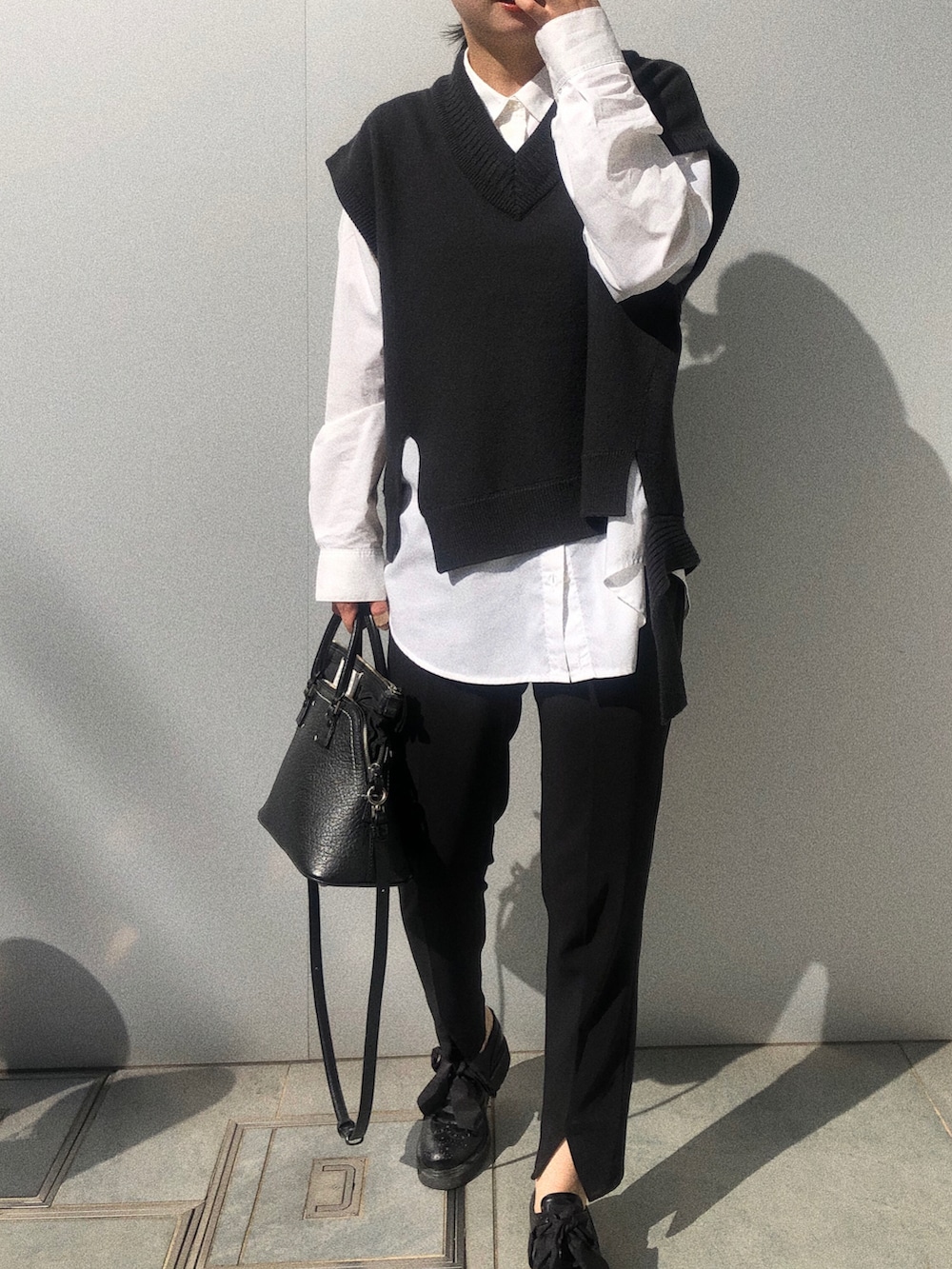 「シンプル、キレイめ、秋服、秋冬コーデ、モノトーン、ベスト、ニットベスト、ニット、スラックス、マルジェラ、PRADA、Maison Margiela、大人コーデ」｜「Maison Margielaの"5AC" - belt bag（ショルダーバッグ、ブラック系）」を使った、linamelooさん（レディース・160cm）の秋コーディネートの2枚目の写真