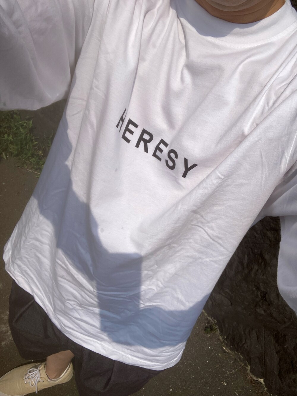 ホワイト系のTシャツ/カットソーを着用したメンズの秋コーディネートの2枚目の写真