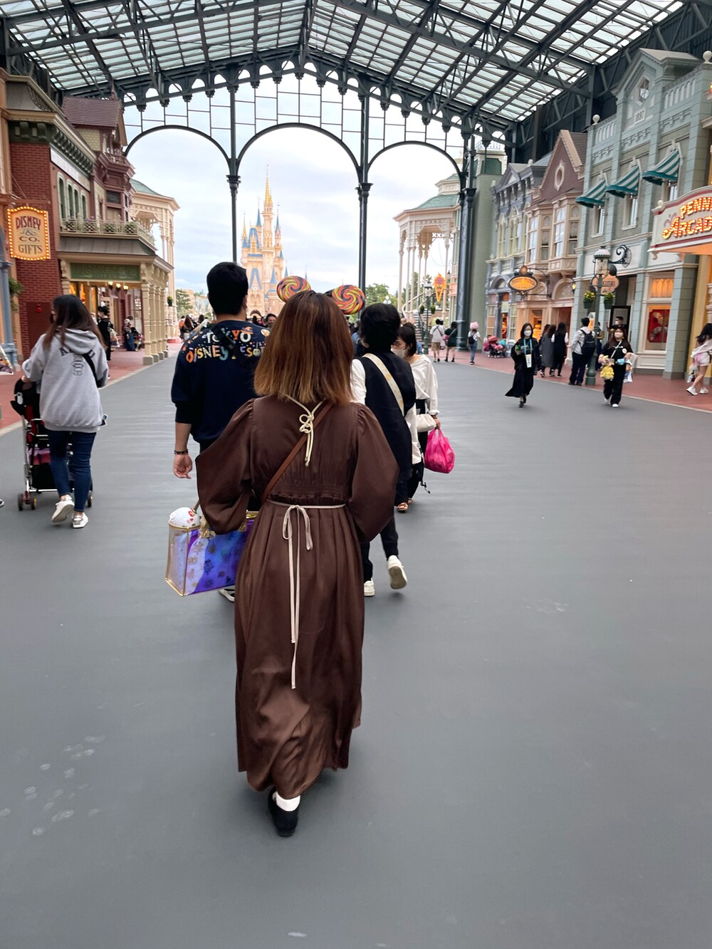 ブラウン系のワンピース、ブラック系のパンプスを着用したレディースの秋コーディネートの2枚目の写真