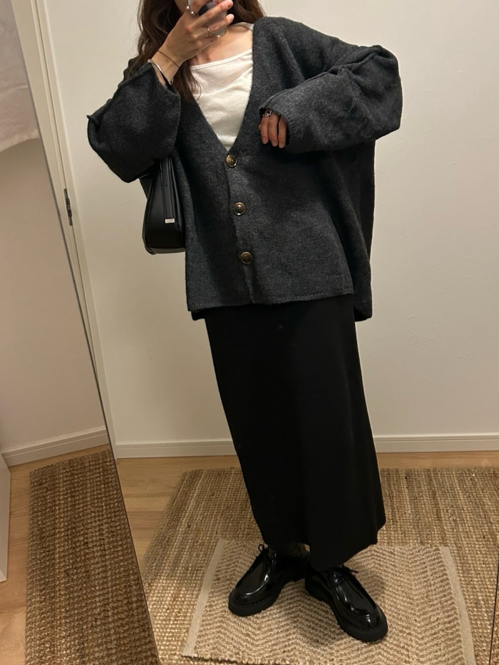 グレー系のカーディガン/ボレロを着用したレディースの秋コーディネートの3枚目の写真